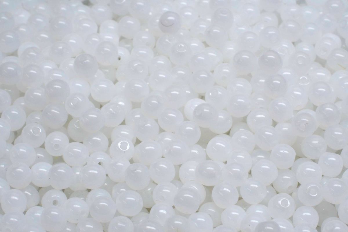 OUTLET 10 grams Round Druck Beads, 4 x 4 mm, White (02010), Glass, Czech Republic