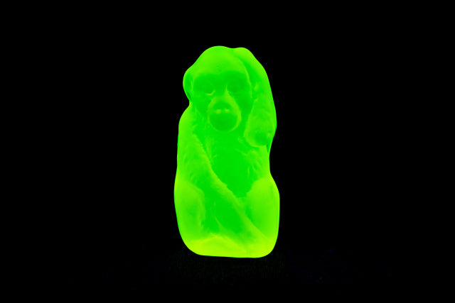 铀玻璃餐具 (紫外线下发光) - 小雕像 - One Monkey,捷克共和国