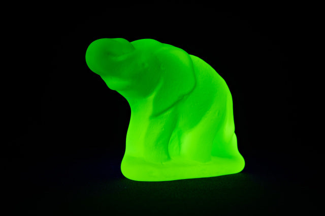 铀玻璃餐具(紫外线下发光)- 小雕像- 侧面平坦的大象,捷克共和国