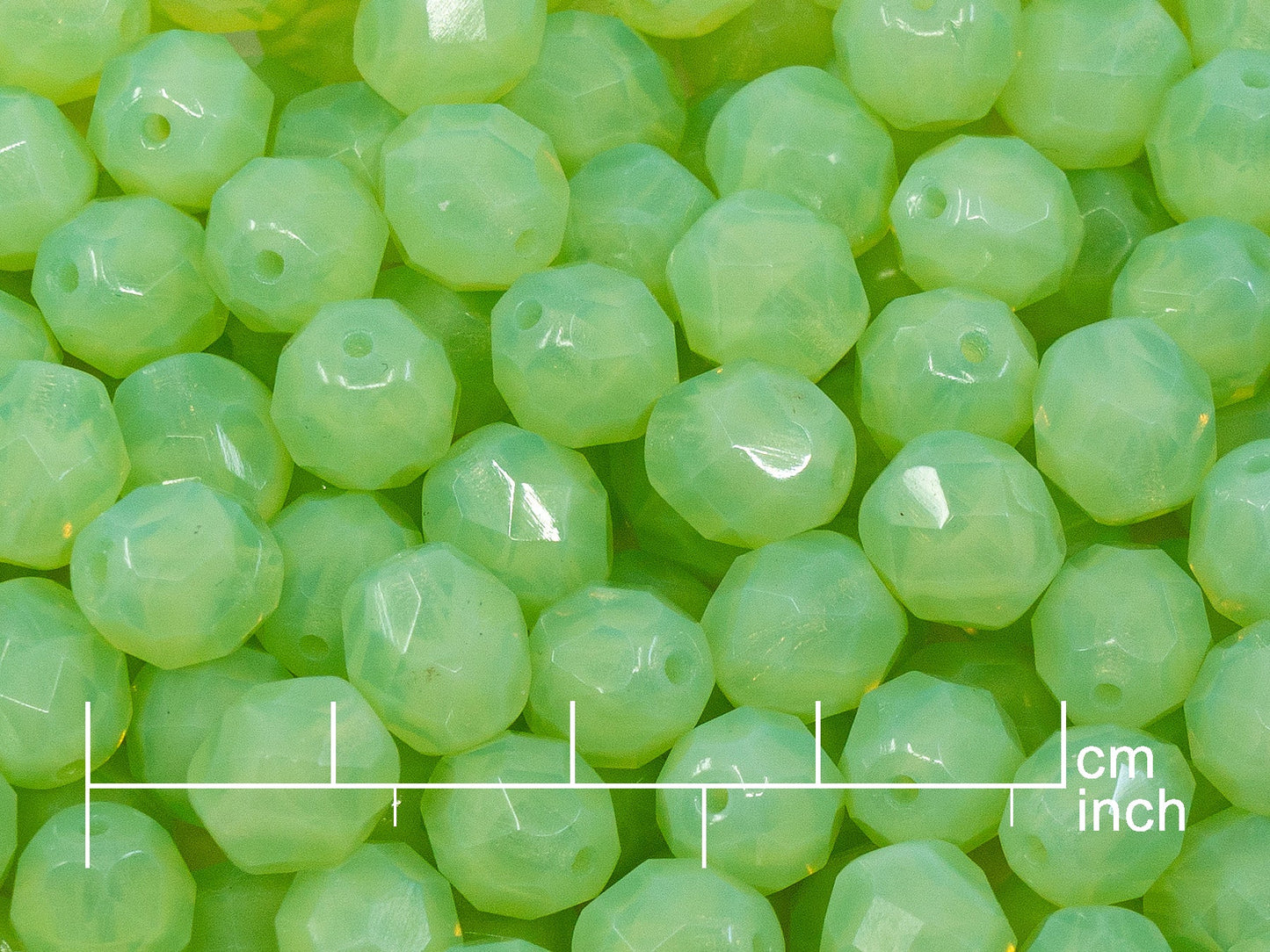 アウトレット 10グラム ファセットラウンドファイアポリッシュビーズ、8 x 8 mm、オパールペールグリーン(51200)、ガラス、チェコ共和国