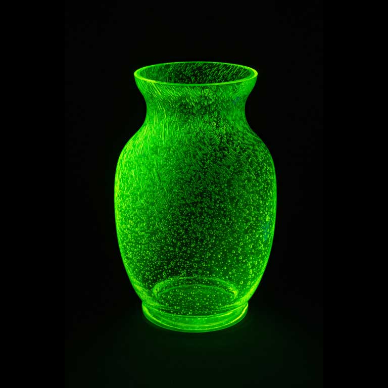 ウランガラスの花瓶 - 泡が入った手吹きのクラシックな形、ガラス