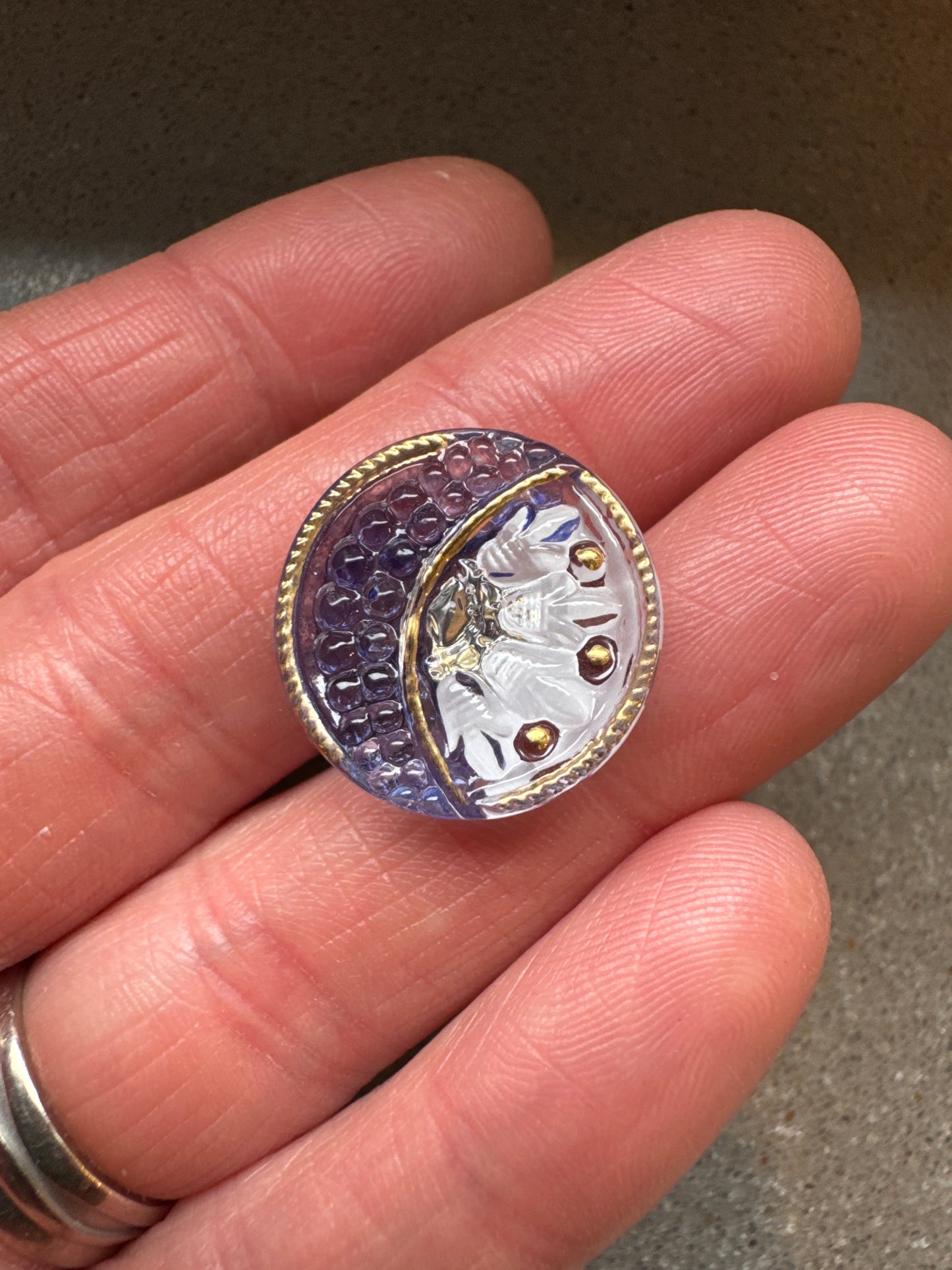 1個 手描きガラスボタン(飾り付き)、サイズ8(18 mm)、ガラス、チェコ共和国