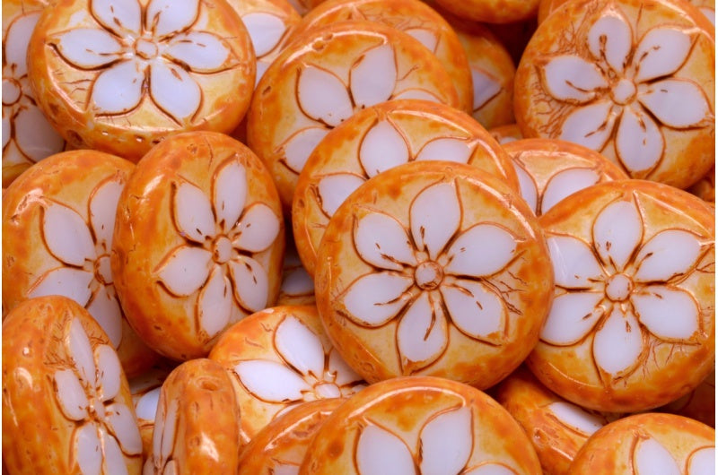 テーブルカットコインフラワービーズ、チョークホワイトオレンジスポット(03000-33302)、ガラス、チェコ共和国