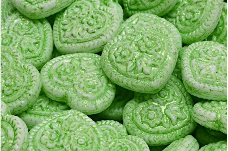 フォークロアの花のビーズがあしらわれたハート、ホワイトオパールグリーン(02020-43813)、ガラス、チェコ共和国