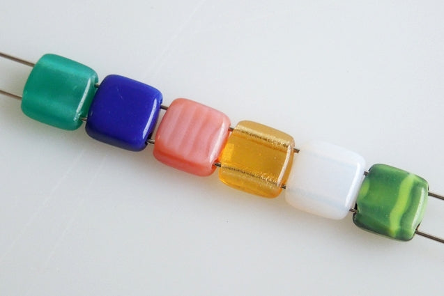 アウトレット 10グラム 2穴スクエアタイルビーズ、6 x 6 mm、ミックスカラー(MIX)、ガラス、チェコ共和国