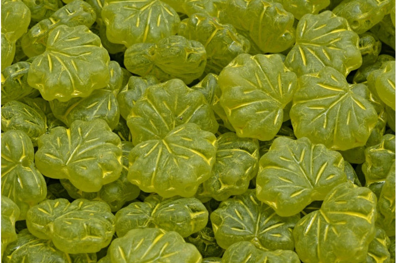 メープルリーフビーズ、透明グリーンマットベージュイエロースポット(50220-84100-33303)、ガラス、チェコ共和国