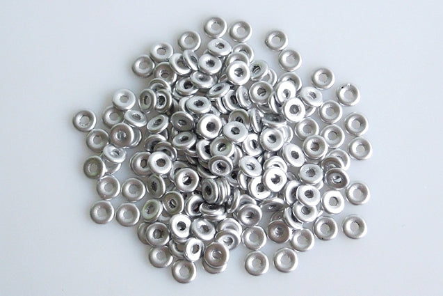 フィッシュリングビーズ、シルバーマット(01700)、ガラス、チェコ共和国