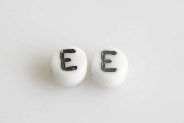 文字ビーズ、チョークホワイト 46449 E (03000-46449-E)、ガラス、チェコ共和国