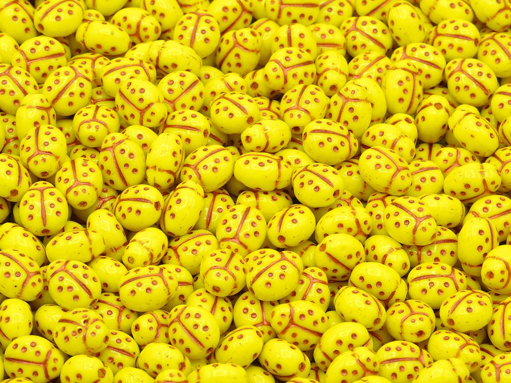 てんとう虫の昆虫型プレスビーズ、黄銅ライニング(83120-54307)、ガラス、チェコ共和国