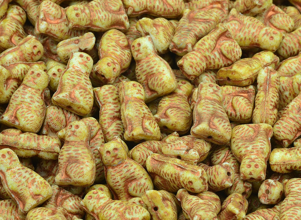 Sitting Cat Beads, Chalk White Travertin Copper Lined (03000-86800-54307), Glass, Czech Republic
