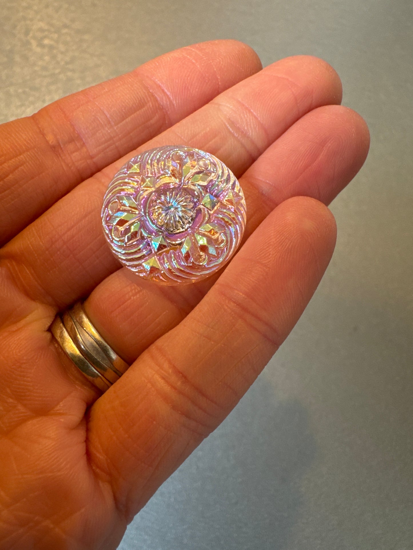 1個 ハンドペイントガラスボタン(飾り付き)、サイズ10(22.5 mm)、ガラス、チェコ共和国