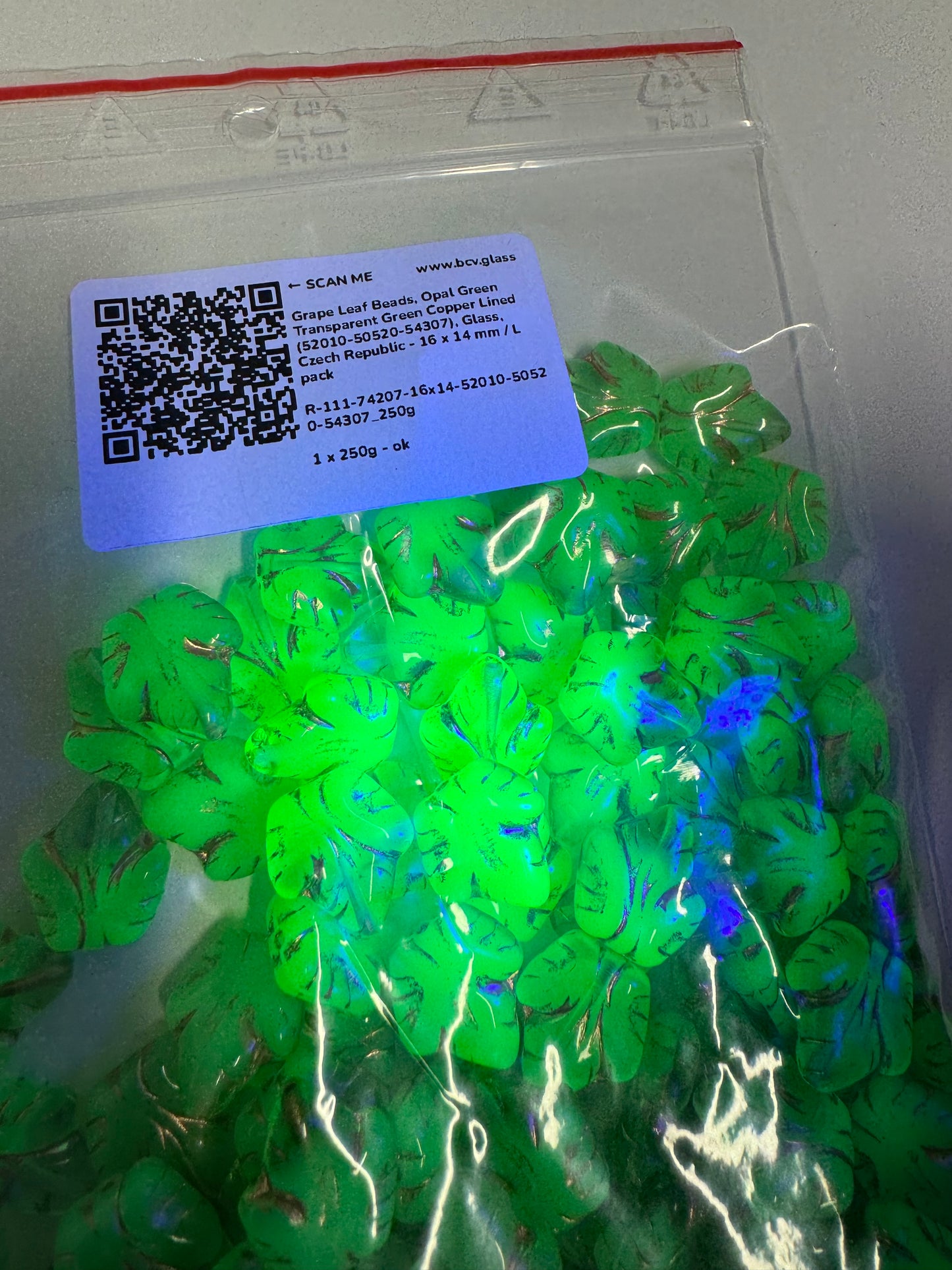 ブドウの葉のビーズ、オパールグリーン透明グリーン銅線(52010-50520-54307)、ガラス、チェコ共和国