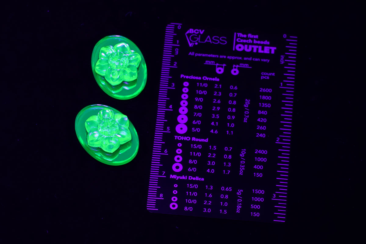 OUTLET 1 pcs Handmade Oval Cameo With Flower, 30 x 22 mm, Cameo Uran Yellow F + Green F, Glass, Czech Republiс