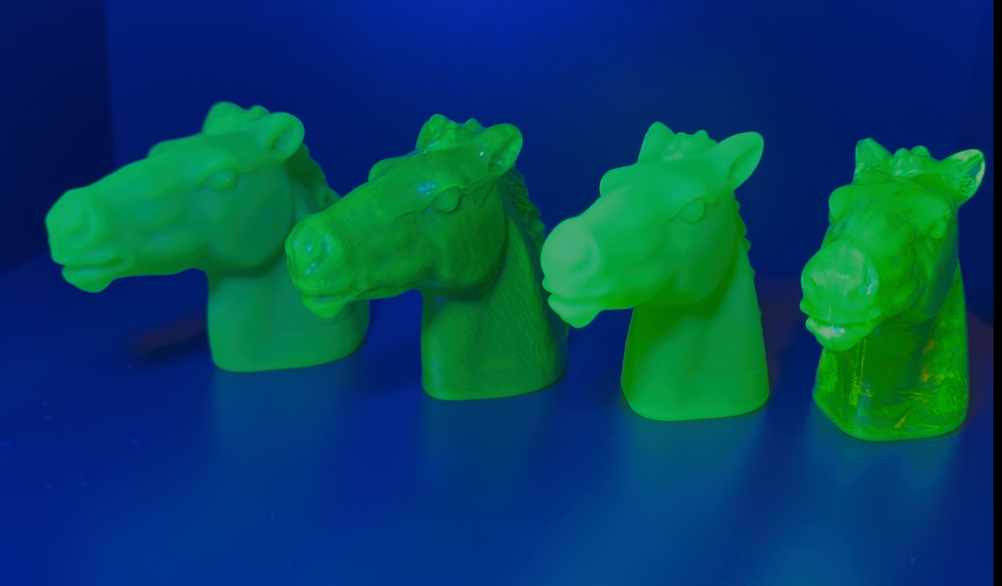 グリーンウランガラス食器(紫外線下で光る) - 彫像 - 馬頭、チェコ共和国