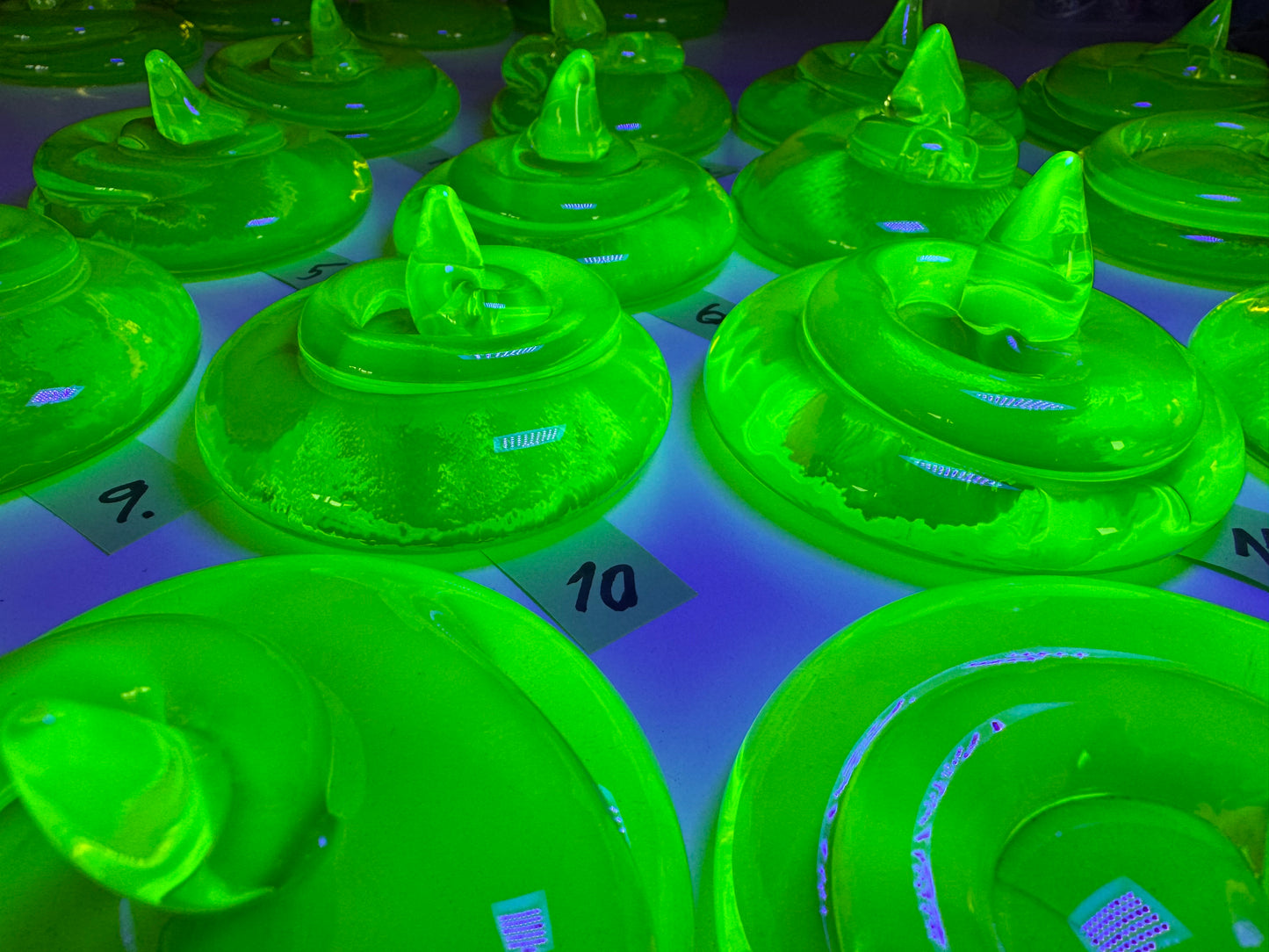 捷克共和国手工制作的紫外线反应艺术摆件——铀玻璃梨形镇纸