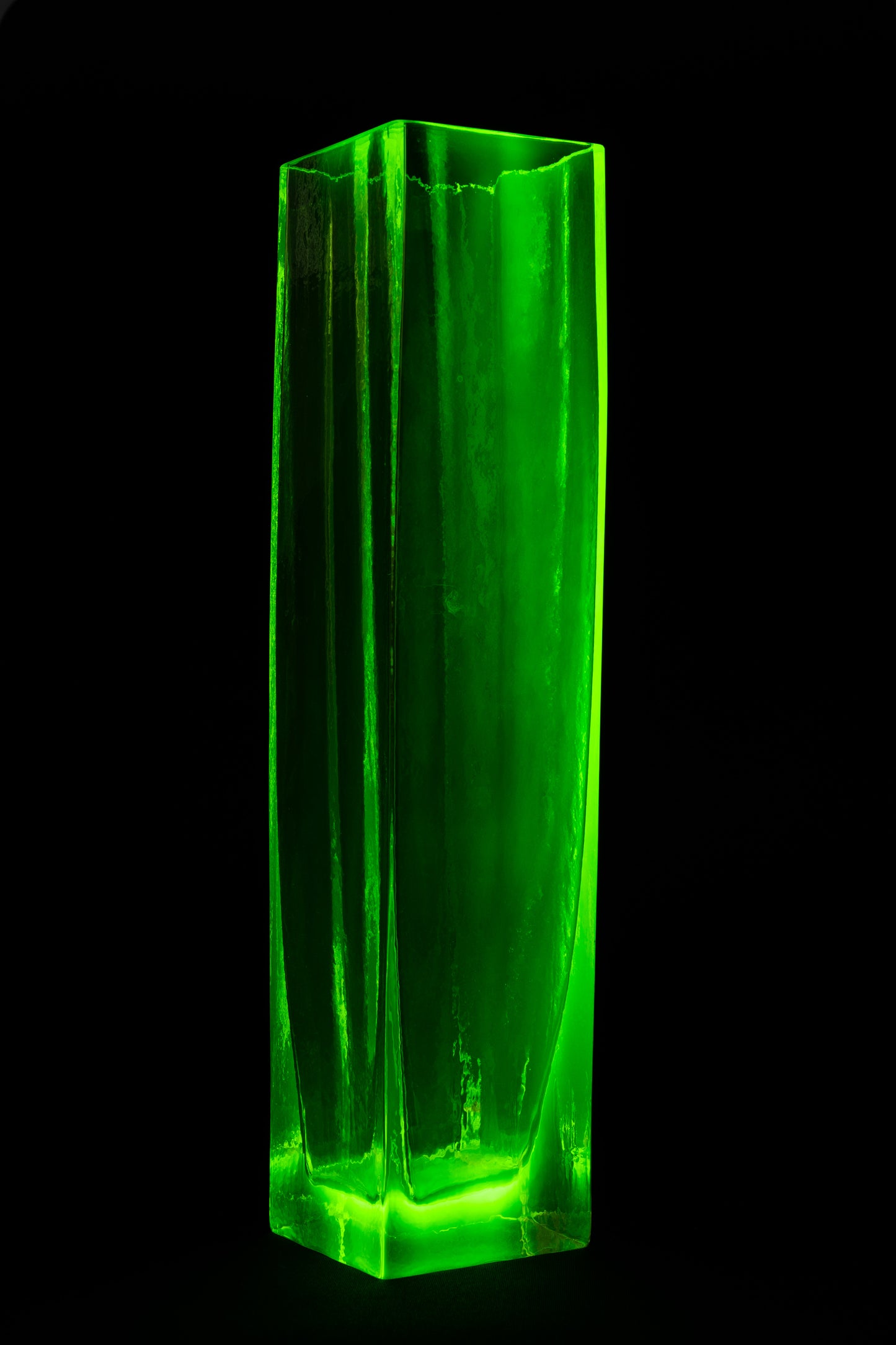 铀玻璃花瓶 – 手工吹制方形,玻璃,捷克共和国