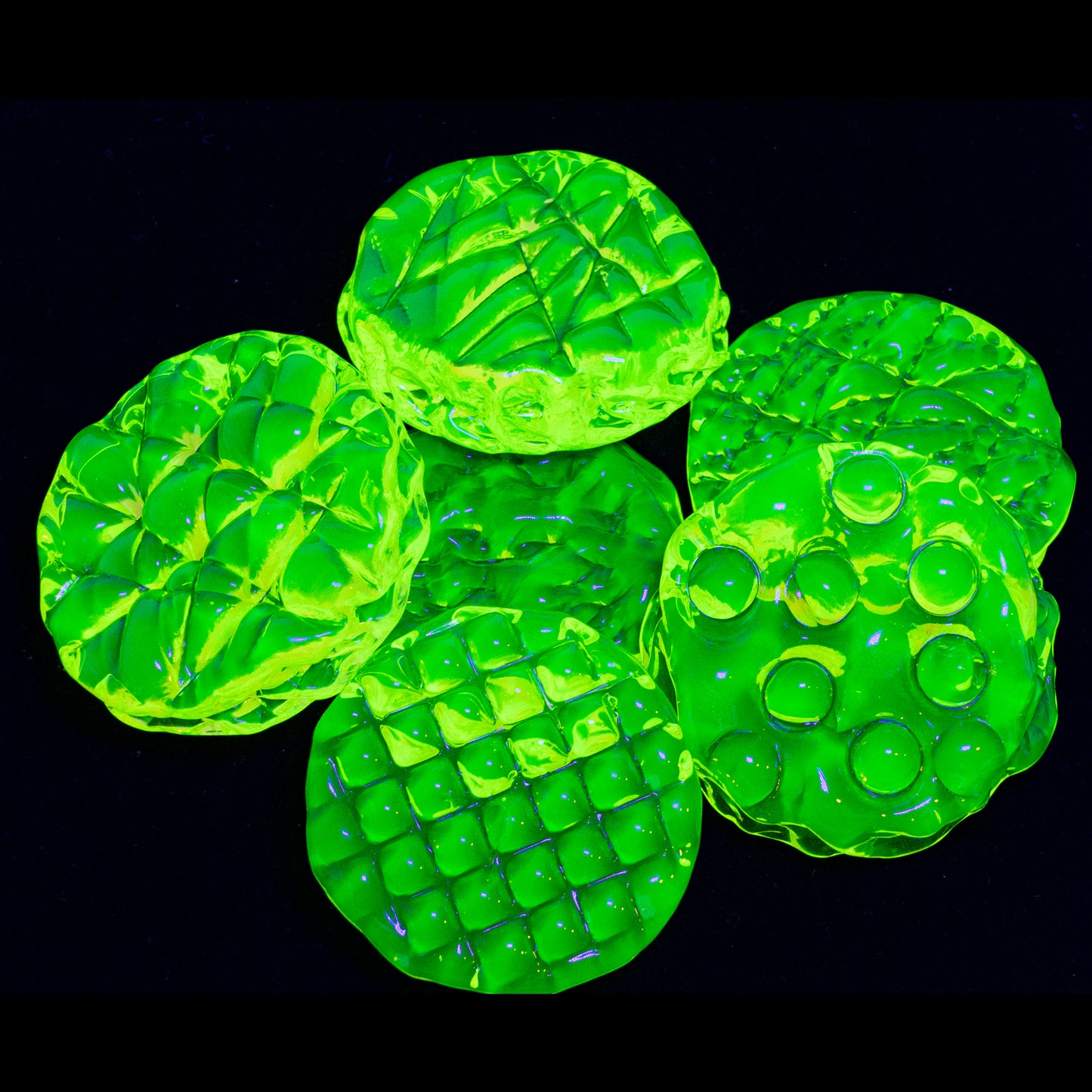 捷克共和国手工制作的紫外线反应艺术摆件——铀玻璃梨形镇纸