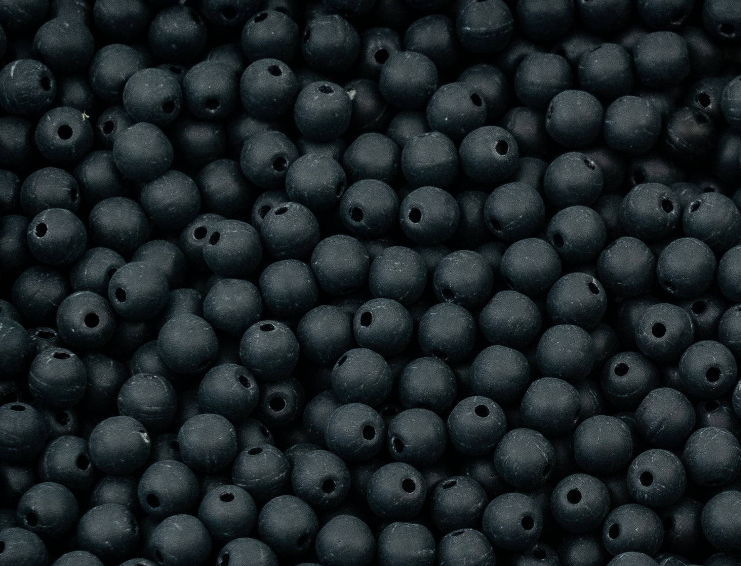 OUTLET 10 克圆形 Druck 珠子,4 x 4 毫米,黑色哑光 (23980-84100),玻璃,捷克共和国