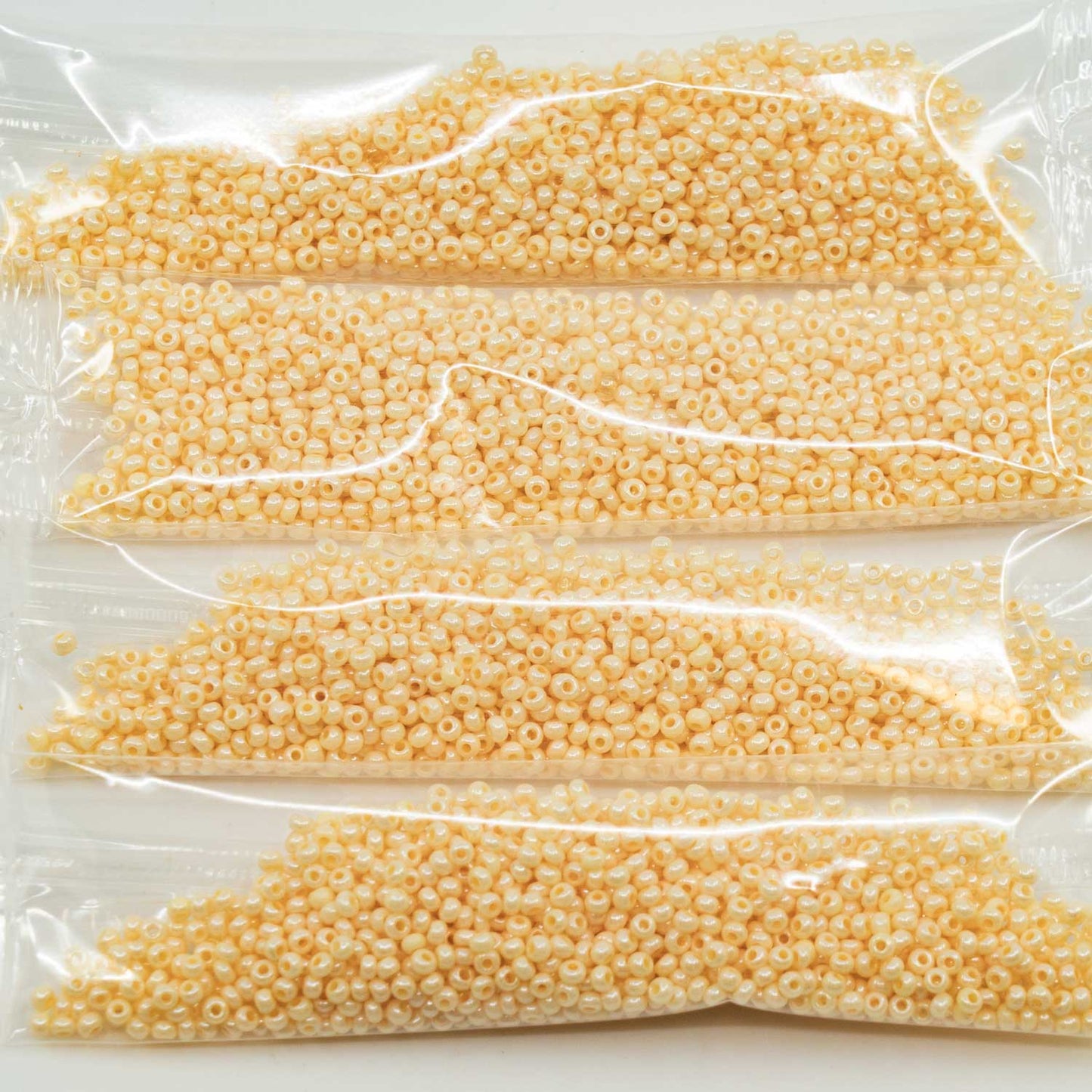 アウトレット 10グラム プレシオサ オルネラ シードビーズ コーティング、11/0、ホワイトチョーク ラスターイエロー フルコーティング (-03050-14483)、ガラス、チェコ共和国