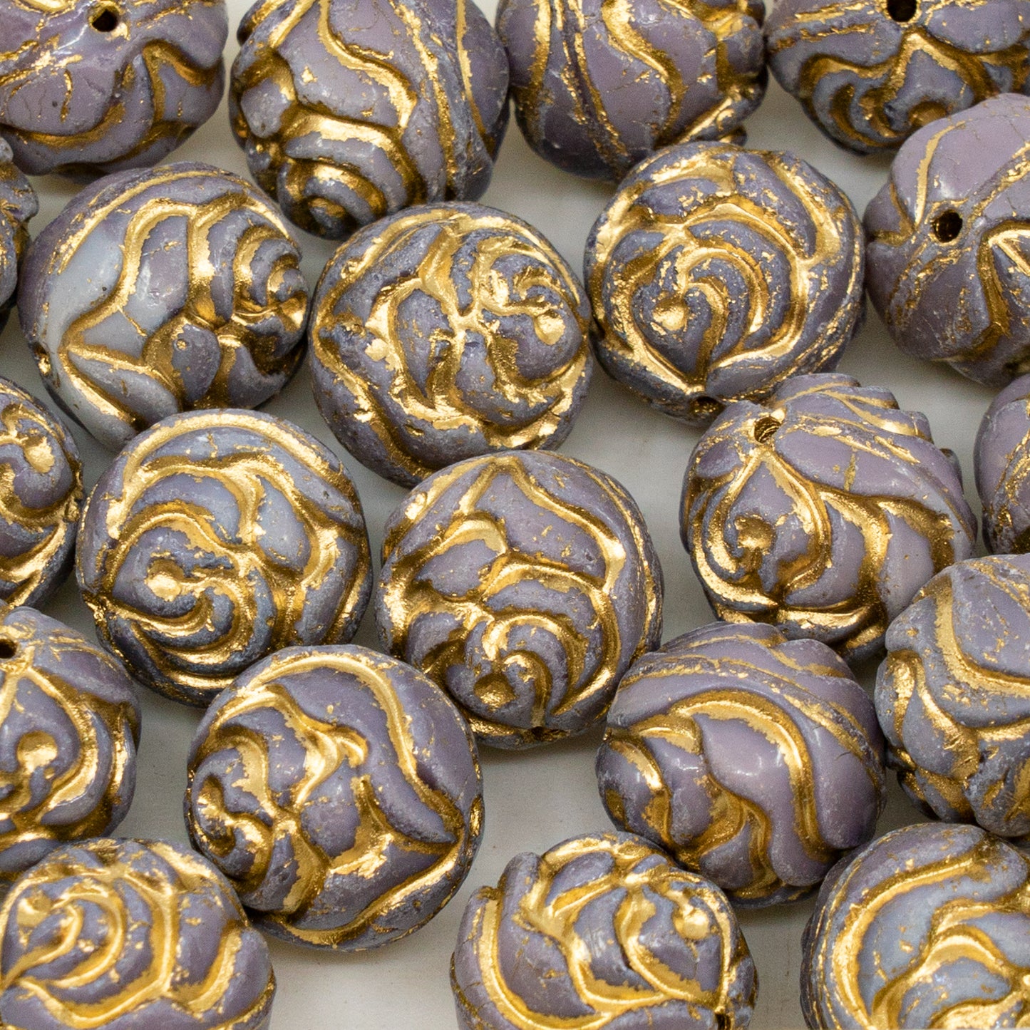 奥特莱斯 10克圆形玫瑰压制玻璃珠,13 x 13毫米,丝滑薰衣草金色内衬 (21350-54202),玻璃,捷克共和国
