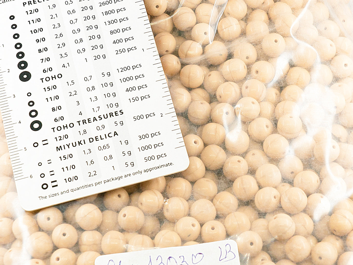 アウトレット 250g ラウンドプレスドドラックビーズ、8 x 8 mm、ベージュ(13030)、ガラス、チェコ共和国