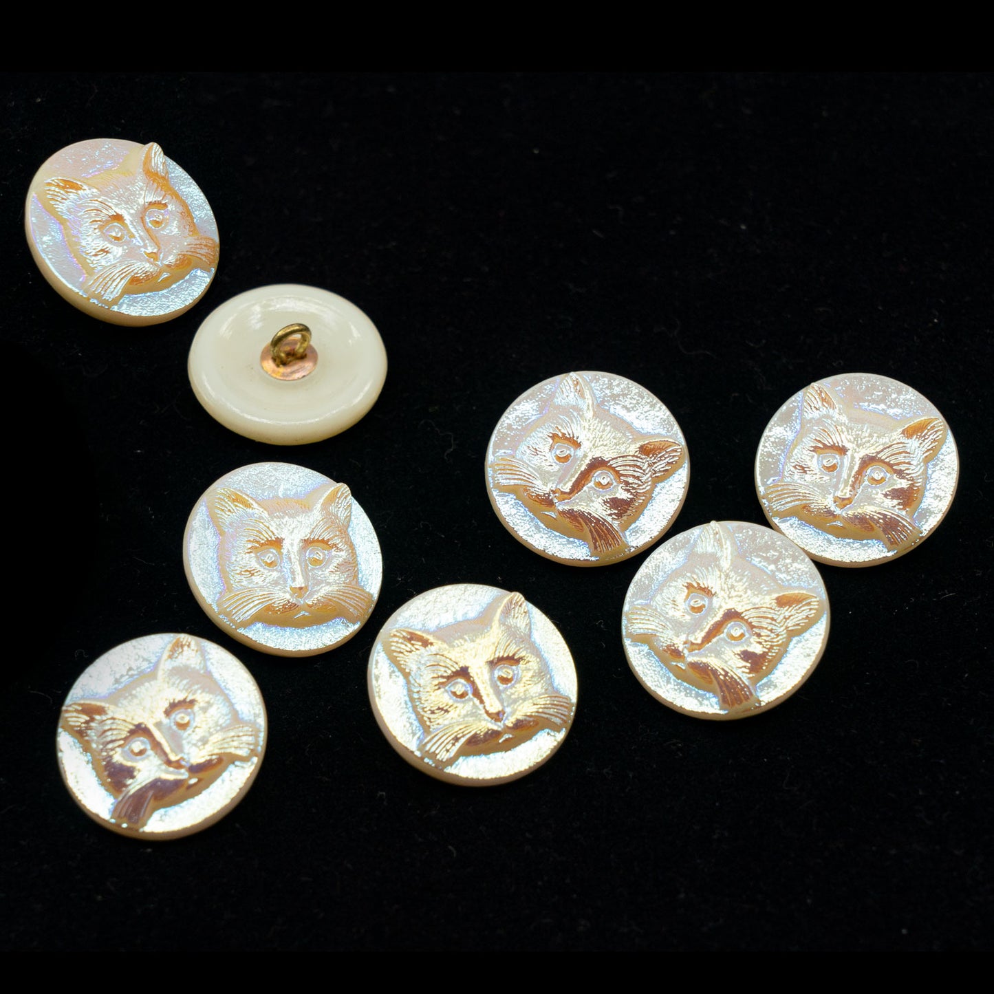 OUTLET 1pc Czech Glass Handmade Button, Size 8 (18 mm), Animal Design - Beige AB Cat