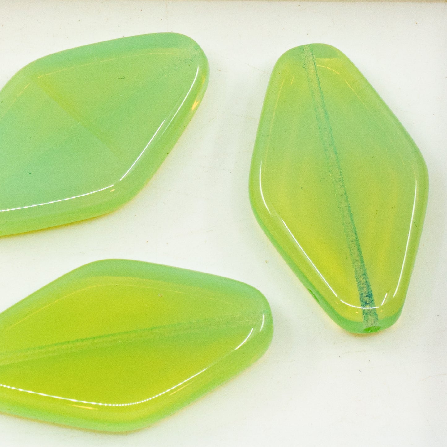 OUTLET 10克扁平菱形珠,35 x 20毫米,蛋白石绿(opal-green),玻璃,捷克共和国