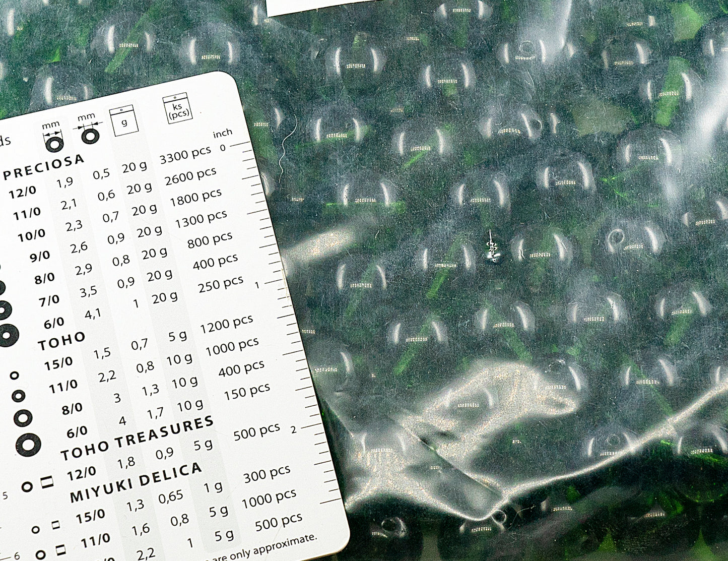 アウトレット 250g ラウンドプレスドドラックビーズ、14 x 14 mm、透明グリーン(50570)、ガラス、チェコ共和国