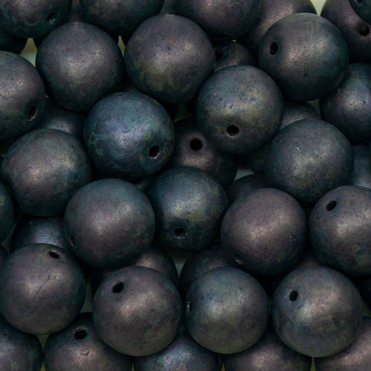 奥特莱斯 250克圆形Druck珠,12 x 12毫米,黑色哑光染色,蓝色光泽 (23980-84100-65431),玻璃,捷克共和国