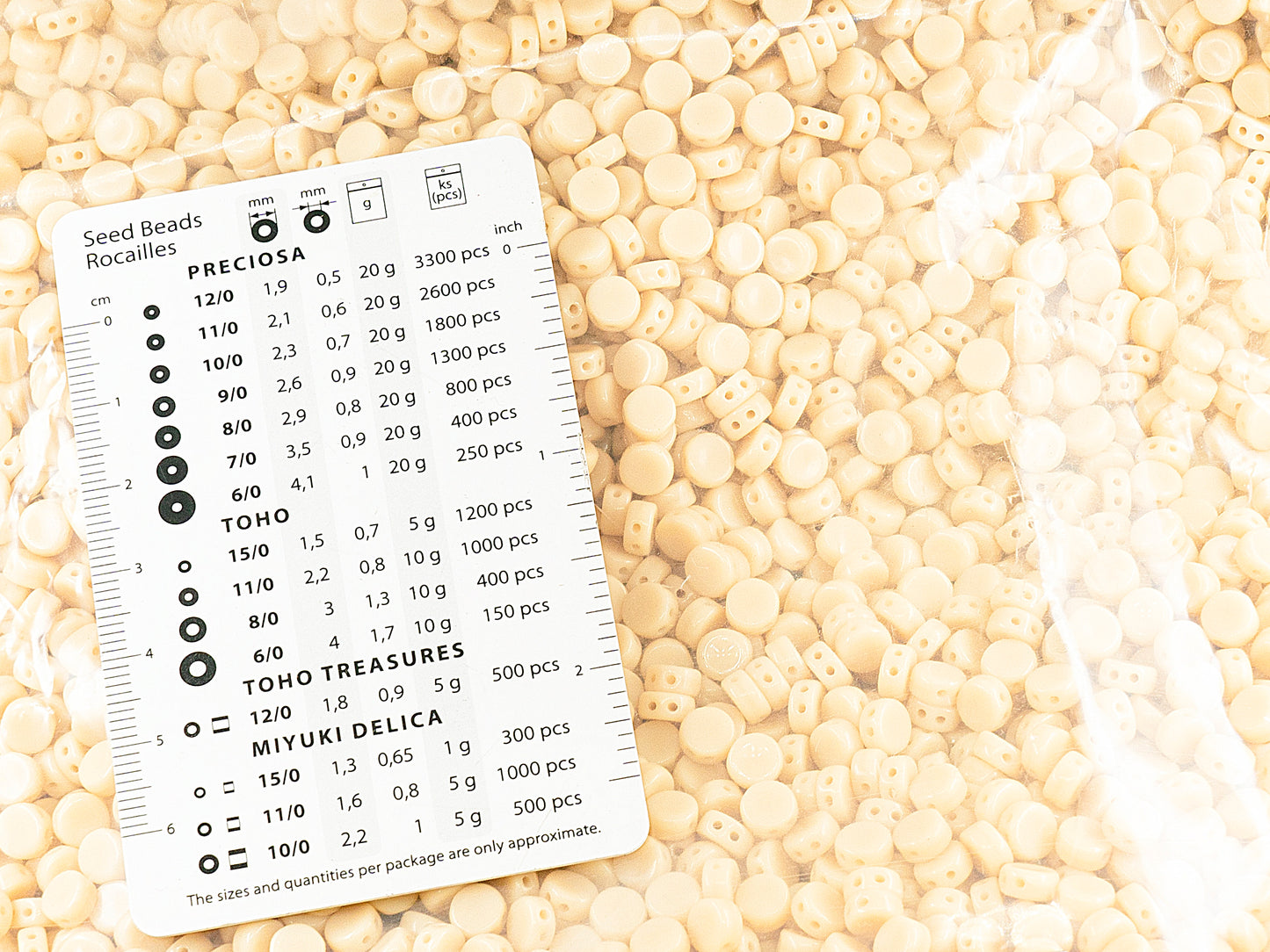 アウトレット 250g ラウンドフラットプレスコイン2穴ビーズ 2d、6 x 6 mm、不透明ベージュ (13010)、ガラス、チェコ共和国