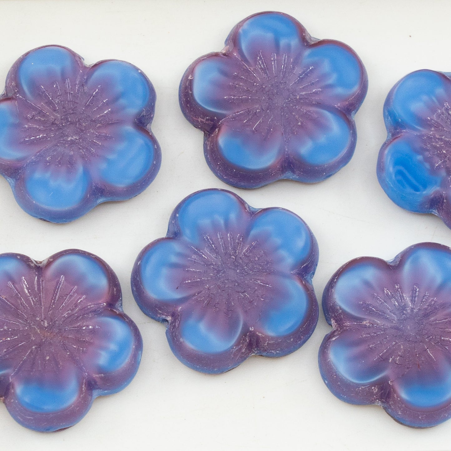 OUTLET 10 grams Table Cut Flower Beads Hibiscus, 21 x 21 mm, Opaque Lilac Blue Luster Red Full Coated (37714-14495), Glass, Czech Republic