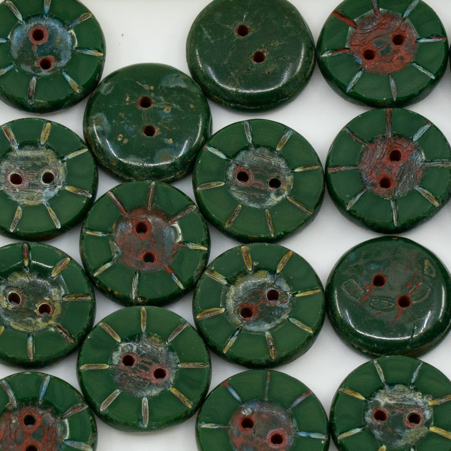 アウトレット 10グラム テーブルカットボタン、5 x 14 mm、不透明グリーンステインストロング(53240-86805)、ガラス、チェコ共和国