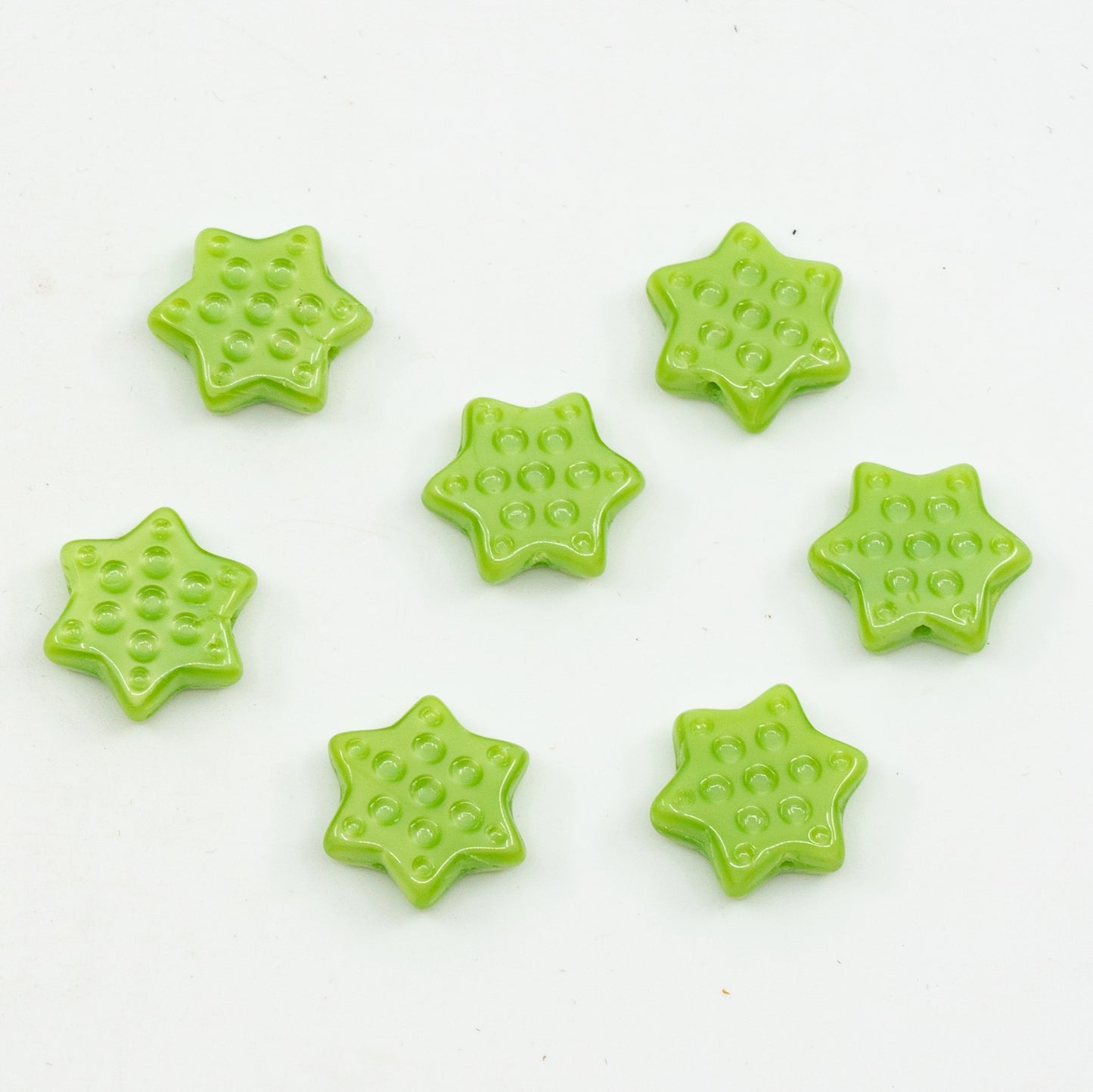 アウトレット 10グラム プレスビーズ スター ドット付き、16 x 16 mm、不透明グリーン (54000)、ガラス、チェコ共和国