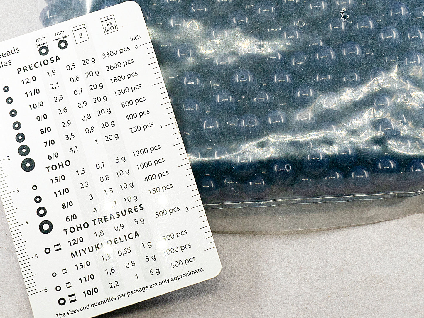 アウトレット 250g ラウンドプレスドドラックビーズ、8 x 8 mm、不透明ブルー(33400)、ガラス、チェコ共和国