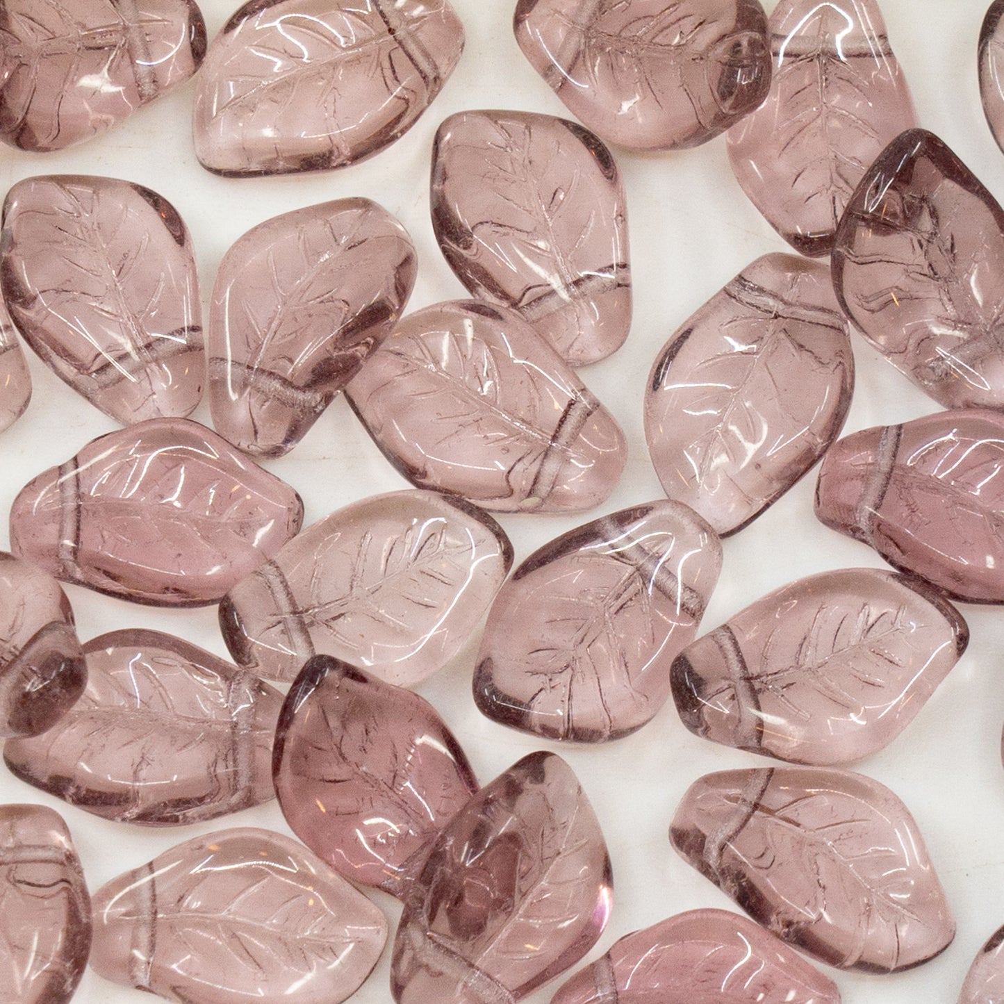 アウトレット 10グラム ウェーブリーフビーズ、9 x 14 mm、透明ライトアメジスト(20010)、ガラス、チェコ共和国