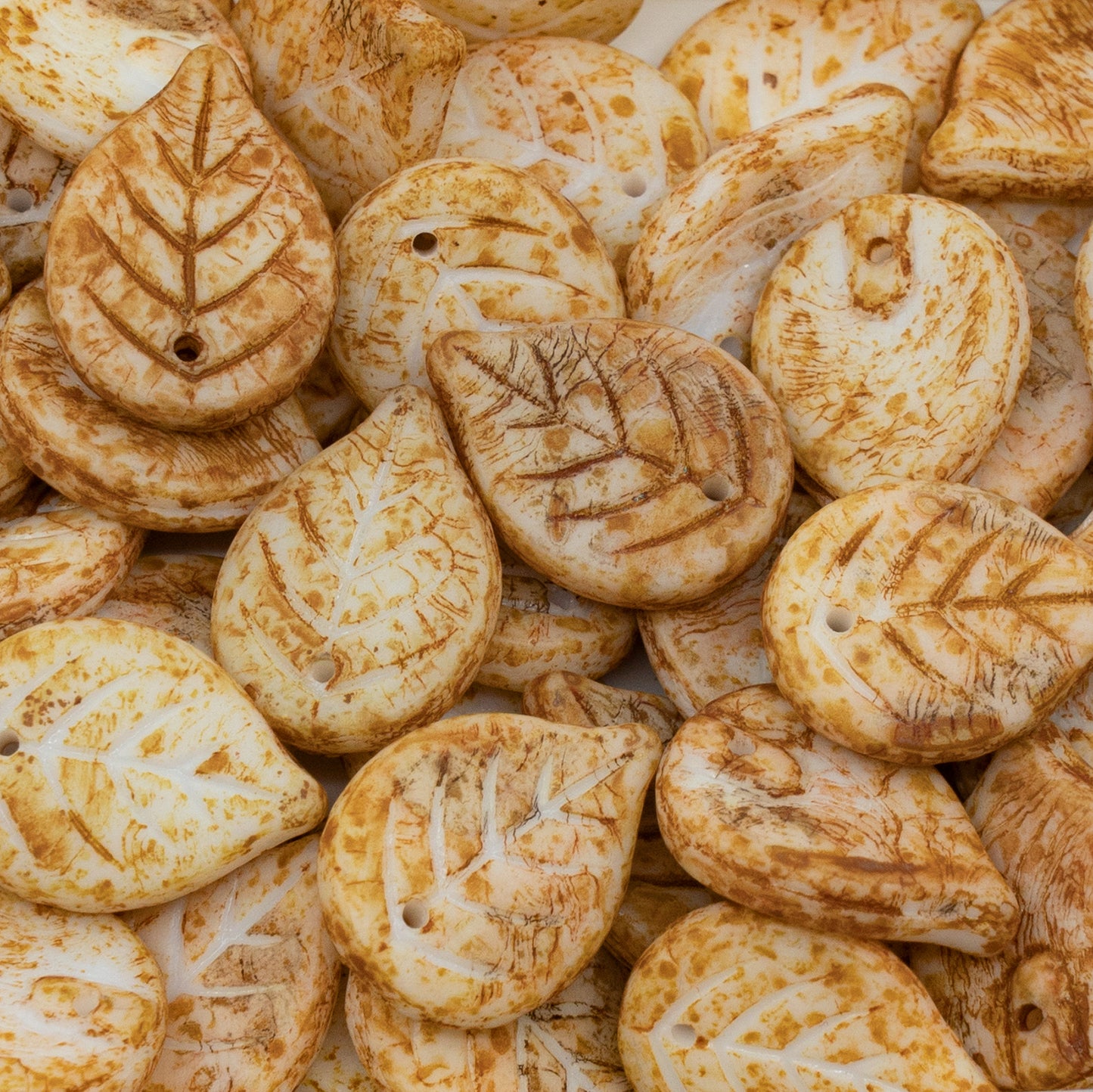 OUTLET 250g 苹果叶珠,18 x 13 毫米,粉笔白哑光石灰华 (03000-84110-86800),玻璃,捷克共和国