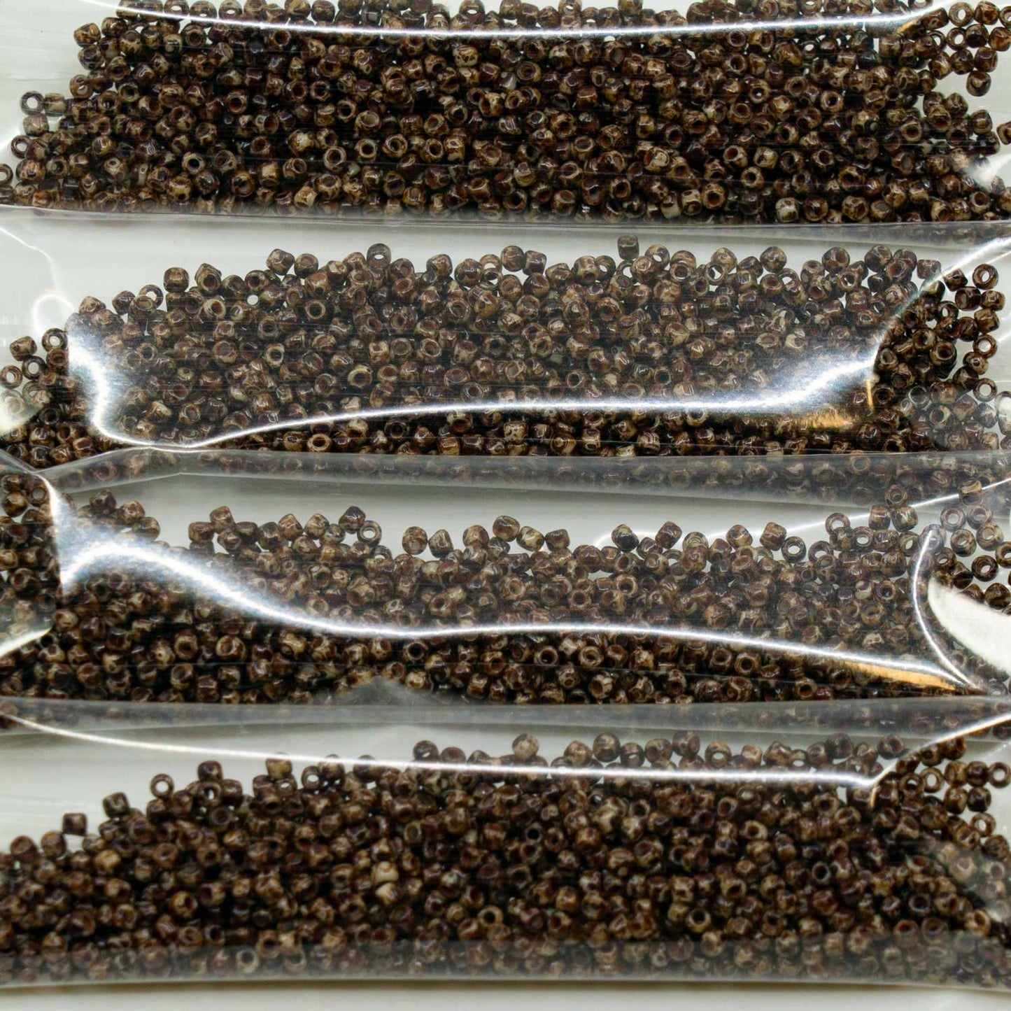 OUTLET 10 克 TOHO 圆形种子珠 Rocailles,11/0,不透明浅米色毕加索(51-T),玻璃,捷克共和国