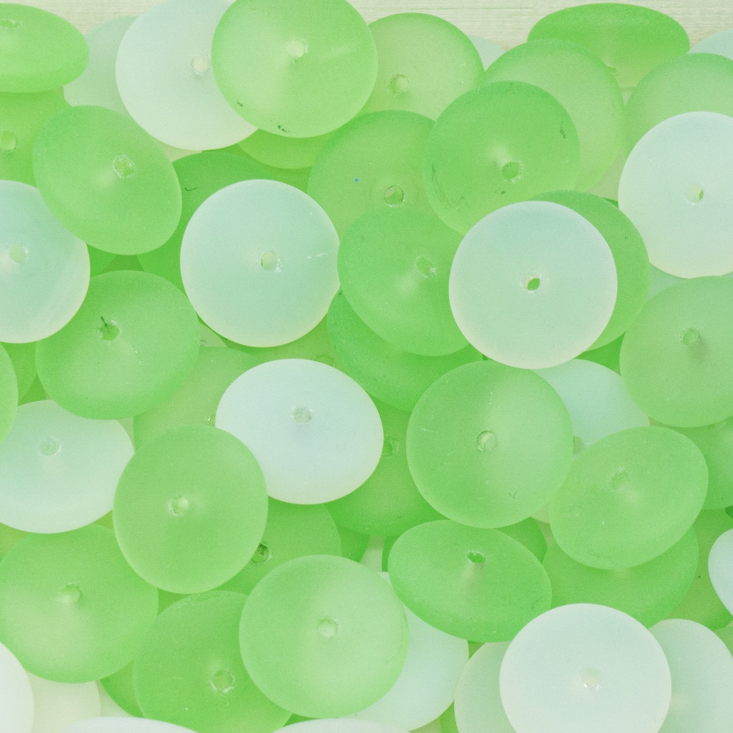OUTLET 250g 隔珠,12 x 12 毫米,乳白色透明绿色哑光 (00030-65328),玻璃,捷克共和国