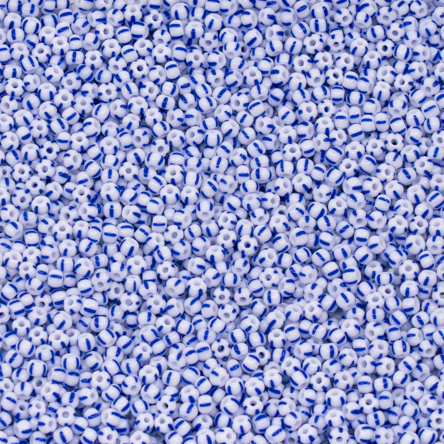 アウトレット プレシオサ オルネラ シードビーズ ラウンドホール ルース 10/0 10g チョークホワイトにブルーストライプ (03330) ガラス チェコ製