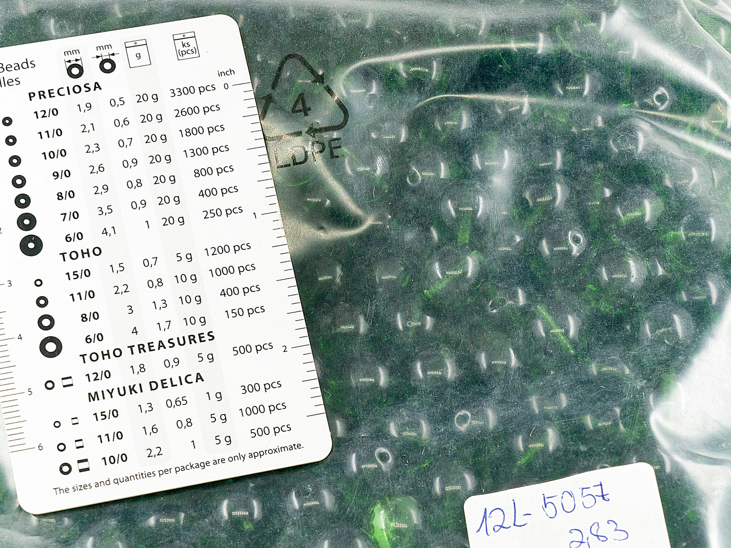 アウトレット 250g ラウンドプレスドドラックビーズ、12 x 12 mm、透明グリーン (50570)、ガラス、チェコ共和国