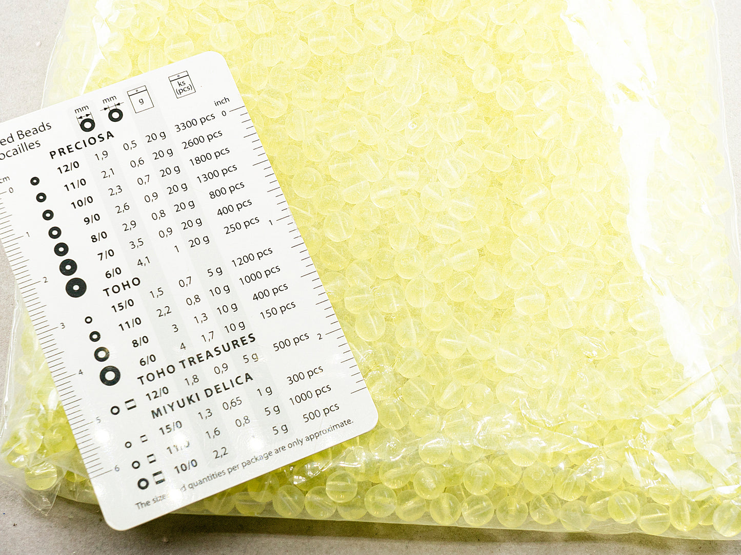 アウトレット 250g ラウンドビーズ、6 x 6 mm、透明イエロー (80120)、ガラス、チェコ共和国