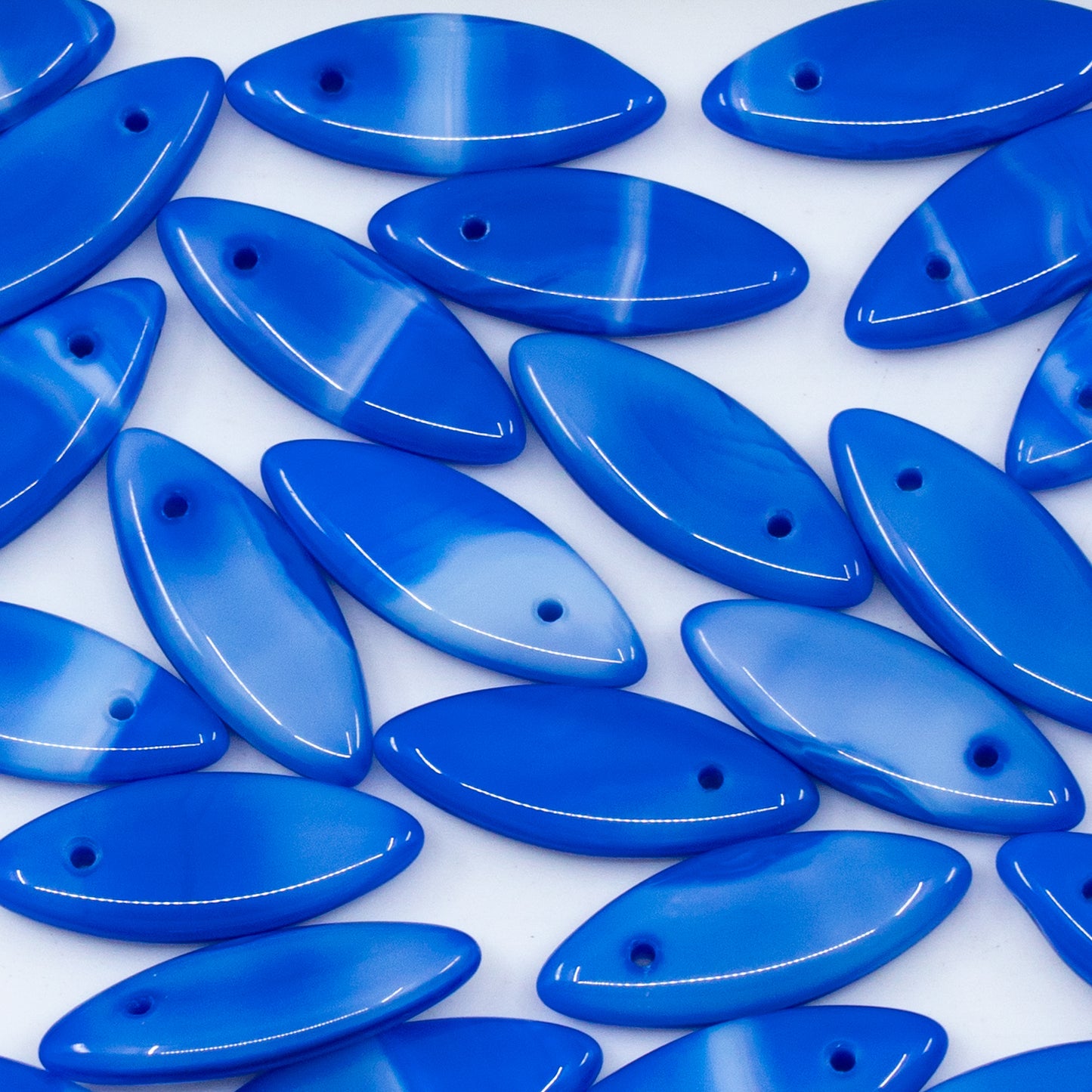 OUTLET 10 grams Sharp Oval Pendant Beads, 20 x 6 mm, Mixed Blue White (mixed-blue-white), Glass, Czech Republic