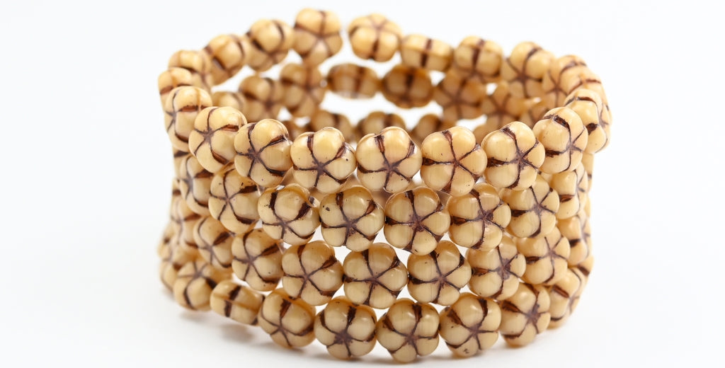 5枚の花びらの押し花ビーズ、シルクベージュブラウン裏地(14010-46410)、ガラス、チェコ共和国