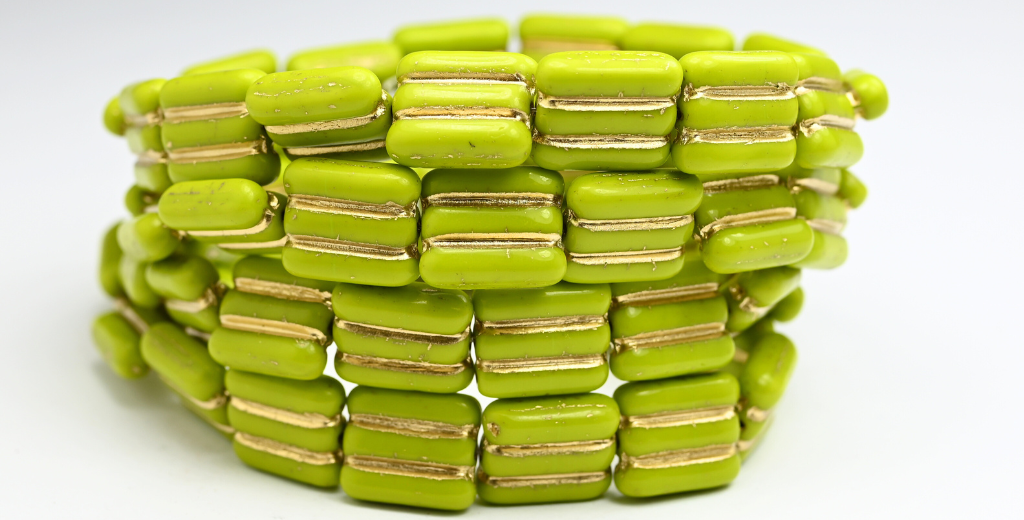 長方形のプレスガラスビーズ(線入り)、不透明グリーンゴールドライン(53400-54202)、ガラス、チェコ共和国