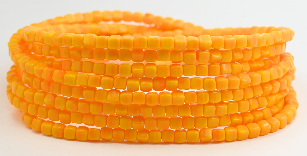 キューブ型プレスガラスビーズ、不透明イエロー(93110)、ガラス、チェコ共和国