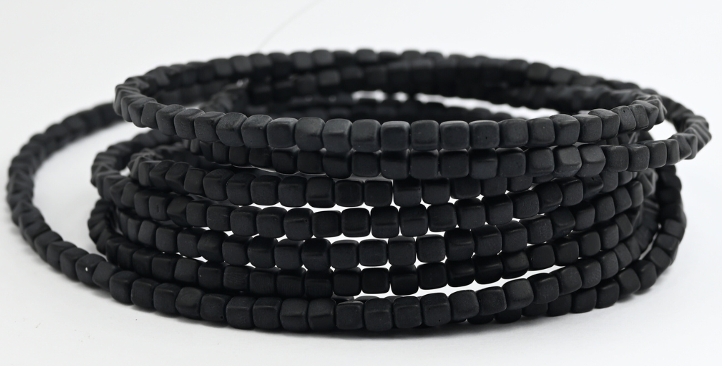 キューブ型プレスガラスビーズ、ブラックマット(23980-M)、ガラス、チェコ共和国