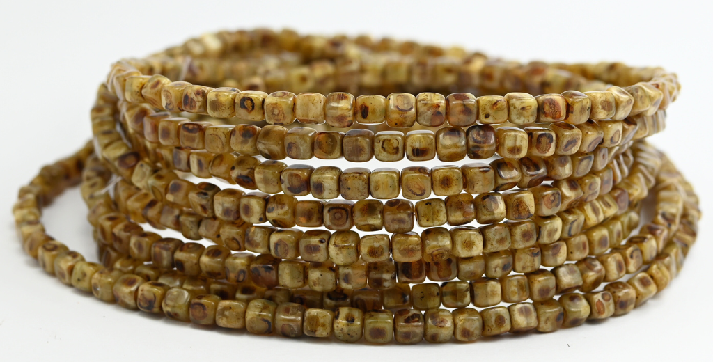 キューブ型プレスガラスビーズ、不透明ベージュトラバーチン(13010-86800)、ガラス、チェコ共和国