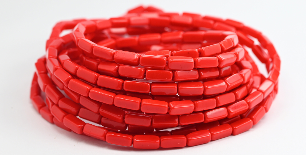 長方形のプレスガラスビーズ、不透明レッド(93200)、ガラス、チェコ共和国