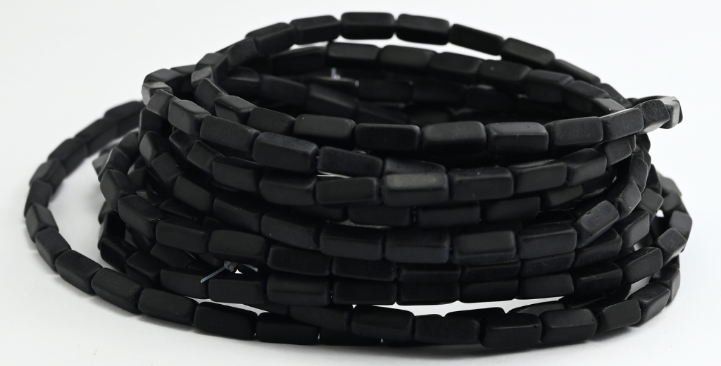 長方形プレスガラスビーズ、ブラックマット(23980-M)、ガラス、チェコ共和国