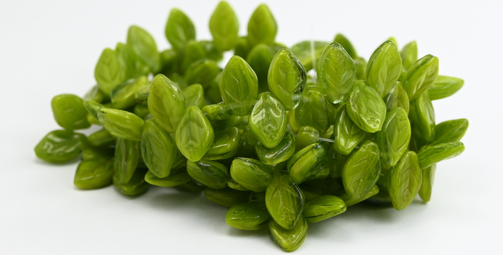 葉っぱの押しガラスビーズ、ドット入り、ミックスカラー、グリーンクリスタル(MIX-GREEN-CRYSTAL)、ガラス、チェコ共和国